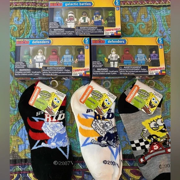 3 pr. of SpongeBob socks & 2 packs Defenders & 1 Galactic Battles make-it blocks