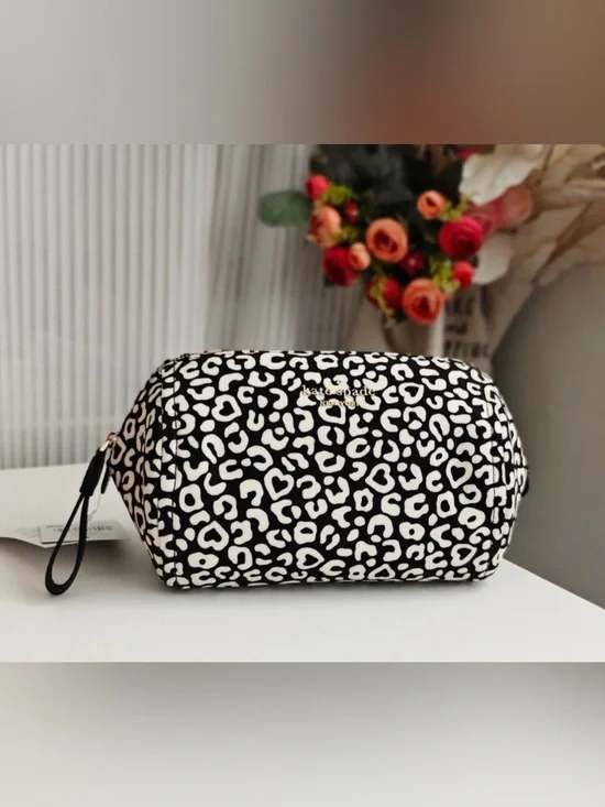 Kate Spade New York Chelsea Leopard Heart Medium Cosmetic Case