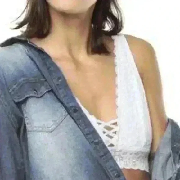 WHITE LACE BRALETTE