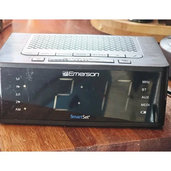 Emerson SmartSet Dual Alarm Clock‎ Radio with AM/FM Radio, Dimmer, Sleep Timer