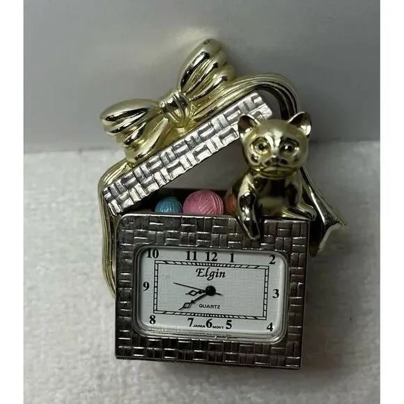 Elgin Clock kitty‎ present yarn paperweight