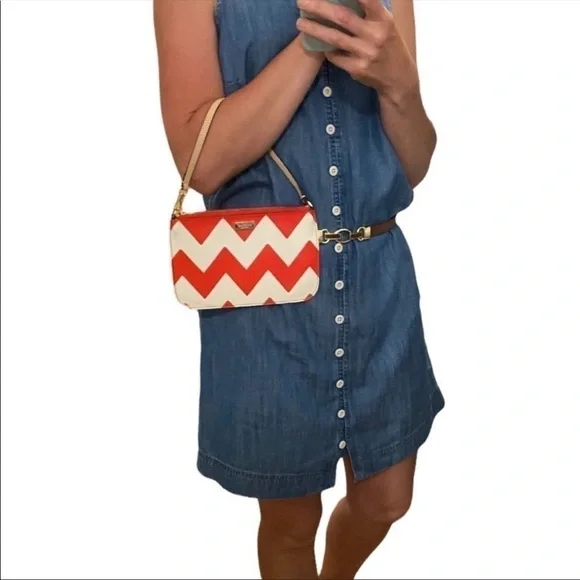 Kate Spade wristlet bag in very good condition.