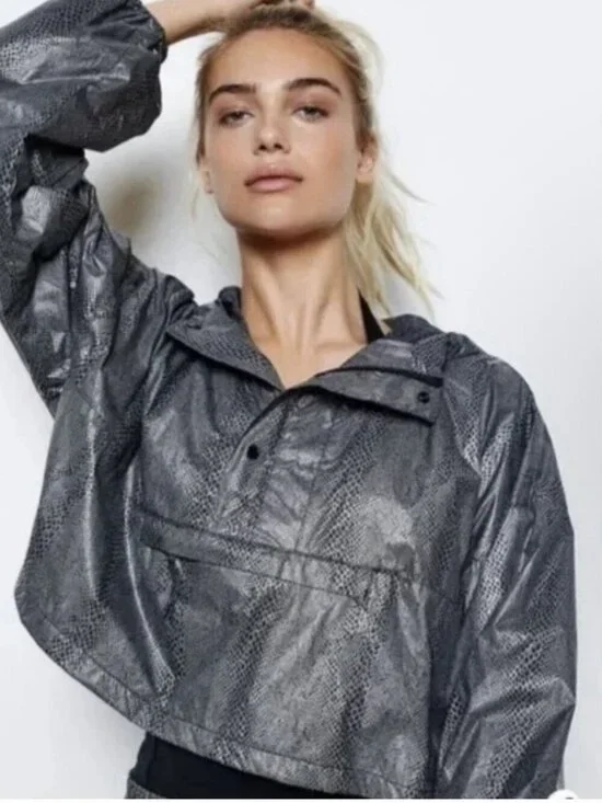 Free People Movement Cropped Windbreaker Snake Print Hoodie Anorak Size XS