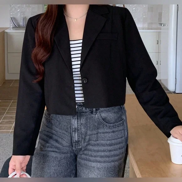 ✨🖤 Chic Confidence‎ | Dazy Cropped Black Blazer – Size L (New with Tag) 🖤✨
