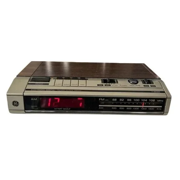 General Electric GE Model 7-4634B Electronic Digital FM/AM Clock Radio