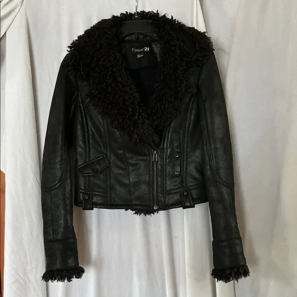 Forever 21 Black Faux suede crop Jacket with Faux Fur side zip size s/p. CJ