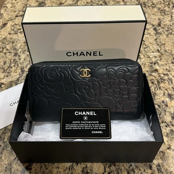 CHANEL Black leather Floral Camellia Embossed Wallet CC Gold Logo