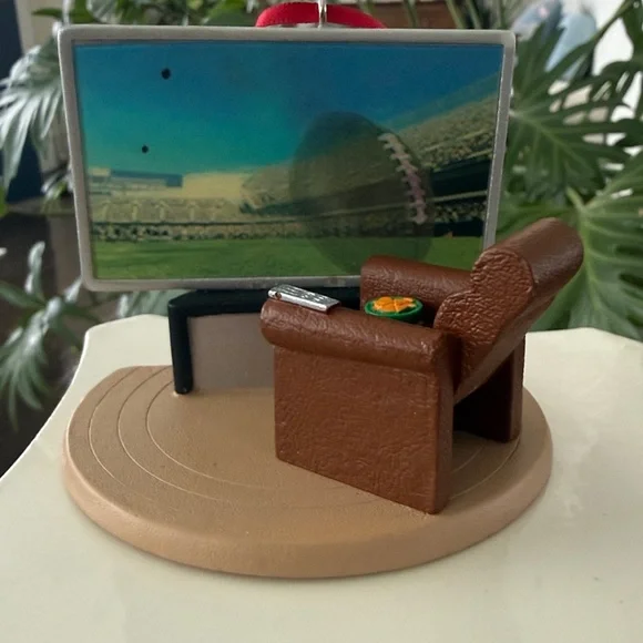 2009 Hallmark Big TV Screen Hologram Football Game Armchair Christmas Ornament