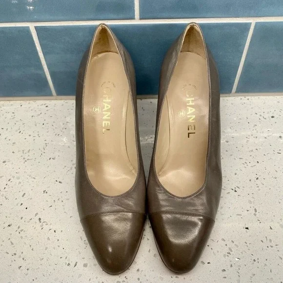 Chanel Vintage Interlocking CC Logo Leather Pumps by Lagerfeld Gray Grey 37.5‎