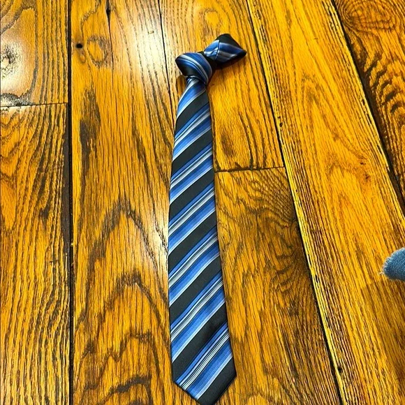 DOCKERS YOUTH BLUE STRIPED NECKTIE AND JEFFERIES BLACK SOCKS (SHOE SIZE 6-9)