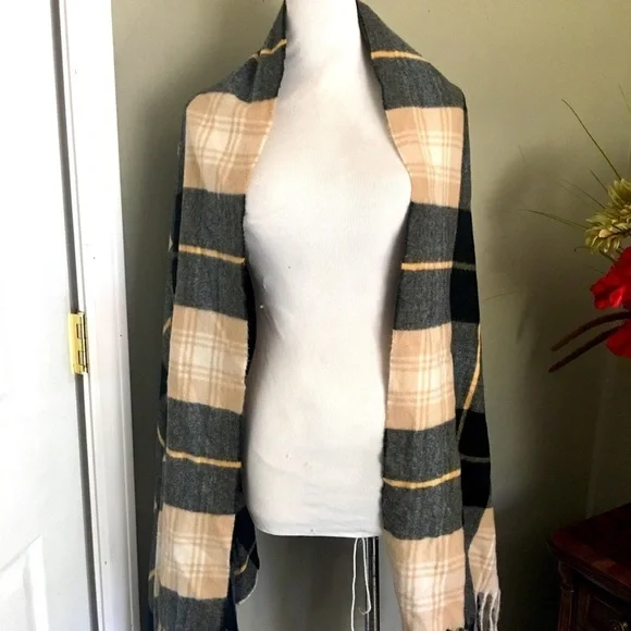Hollister men’s scarf with fringe. NWOT. Plaid print. Very soft. Winter.