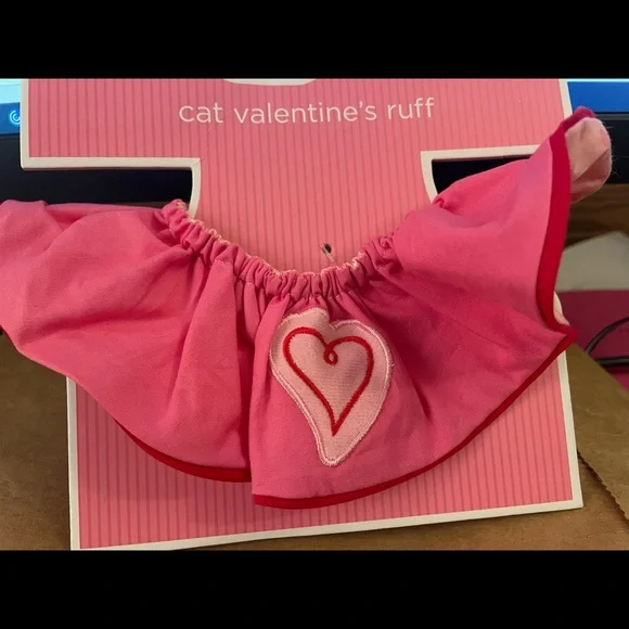 NWT Cats Valentines Heart Ruffle around the neck Velcro’s on the back