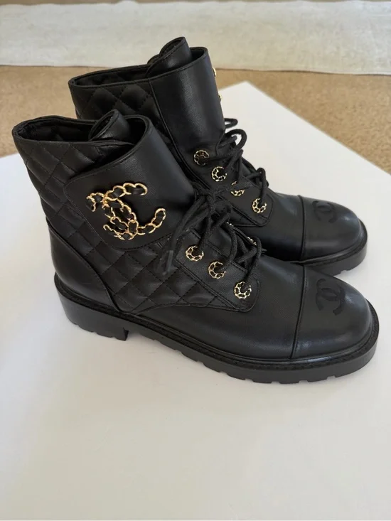 New CHANEL Black Quilted Leather Lace-Up Ankle Boots with Gold CC Chain y2k 90s