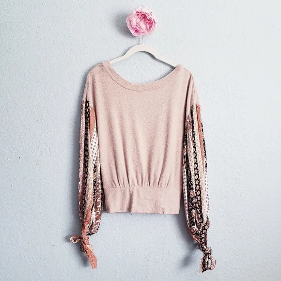 Illa Illa Bohemian Floral Mixed Media Ballon Sleeve Twist Back Knit Top