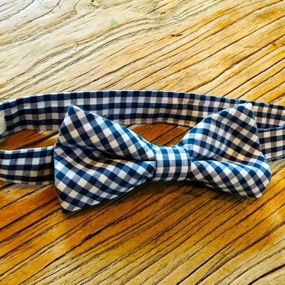 J Crew boys, navy/white gingham check bow tie. Adjustable. Worn once. Adorable✨
