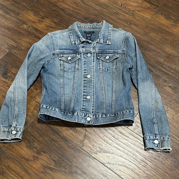 GAP Distressed Faded Frayed Rugged Whitewashed Blue Denim Women’s Jacket M