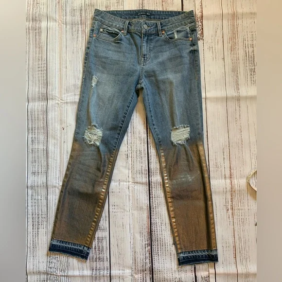 Level 99 jeans. Gold/silver design on bottom. Mid rise. Size 27.