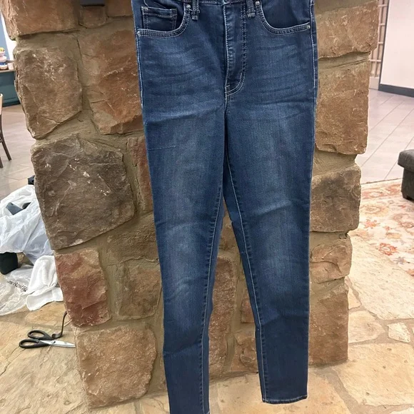 Jeans Blue Skinny Jeans with Tapered Leg FRAYED like newsize 26 high rise😁