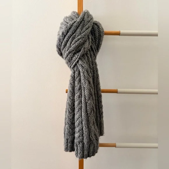 H&M‎ Cozy Gray Knit Scarf
