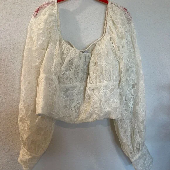 NWT En Saison Floral Lace Crop Long Sleeve Top