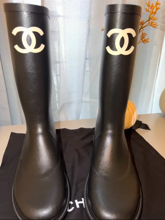 CHANEL Black CC Rain Boots Size 38 Brand New Box Dust Bag