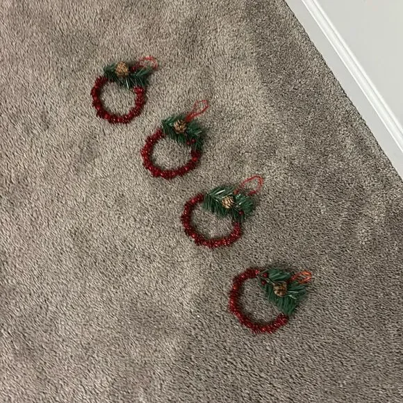 🌟 4 Glittery red wreath ornaments