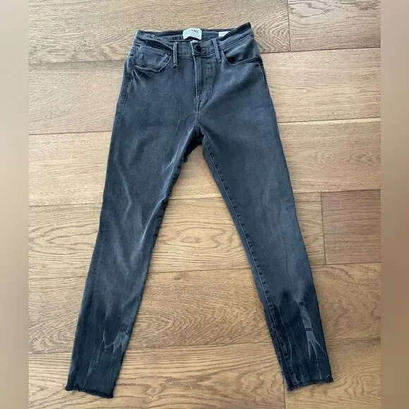 Frame Le High Skinny in Grey Whisker