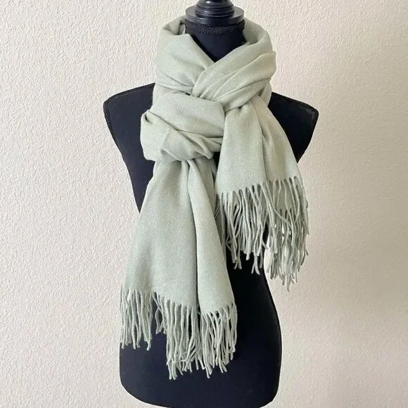 The soft warm pistachio-colored scarve made of a mixture of acrylic and cashmere