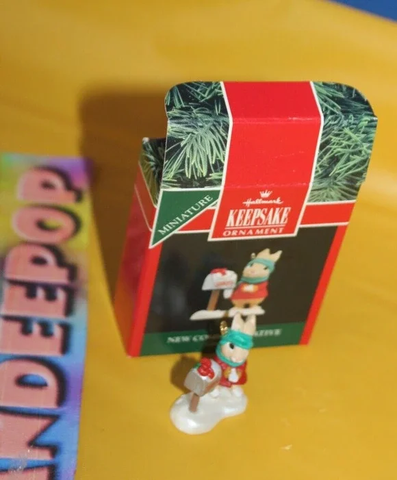 Hallmark Commemorative Grandma Ser 1 Miniature Holiday Ornament 1992