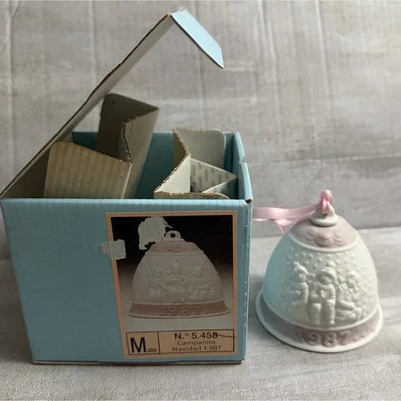 Vintage 1987 LLADRO 5458 Christmas Bell Ornament Campanita Navidad Bisque Pink‎