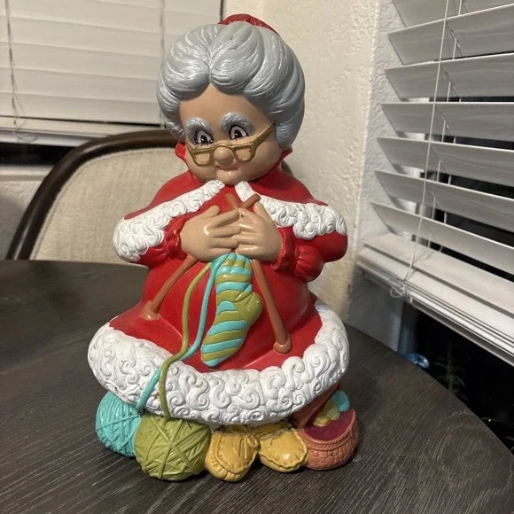 Vintage Santa Mrs. Claus Knitting 13