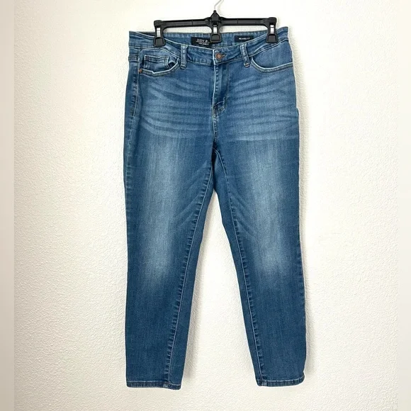 Judy Blue Jeans Women’s 31 Blue Relaxed Fit Mid Rise Medium Wash Tapered Leg