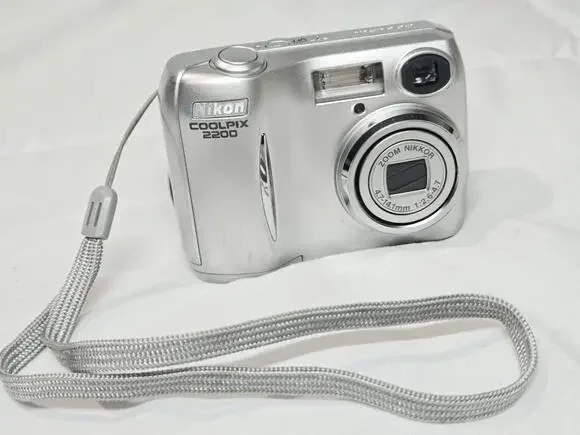 Nikon CoolPix E2200 3.2MP Compact Digital Camera Zoom Silver Works! Retro Vtg