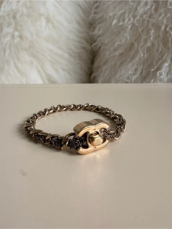 chanel turnlock bracelet size m