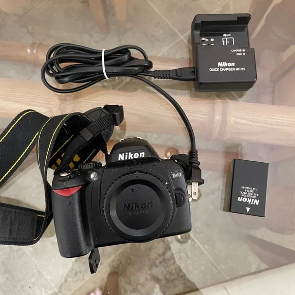 Nikon D40 Digital SLR Camera Body Black with Battery and MH-23 Quick Charger