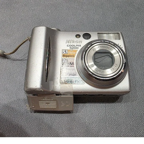 Nikon Coolpix 5200 Digital Camera Silver 5.1MP 3x Optical Zoom Vintage Digicam