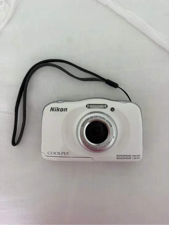 Nikon Coolpix S33 White Waterproof Compact Camera with Charger