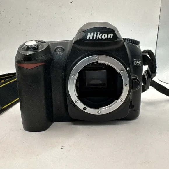 Nikon D50 6.1MP Digital SLR DSLR Camera Body