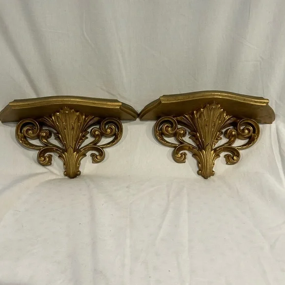 Vintage Hollywood Regency display shelves 2148b, gold shelf