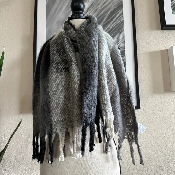 Lucky Brand Soft Chunky Oversized Fringe Scarf Plaid