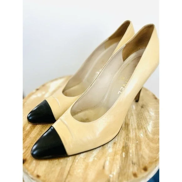 Vintage Chanel HAND MADE IN ITALY)Beige & Black Leather High‎ Heel Pumps Size 40