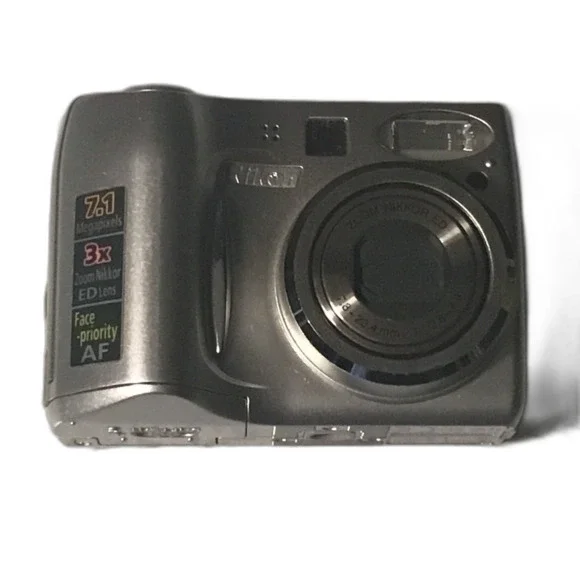 Nikon Coolpix 7600 7.1MP Compact Digital Camera 3x Zoom Nikkor ED - Silver
