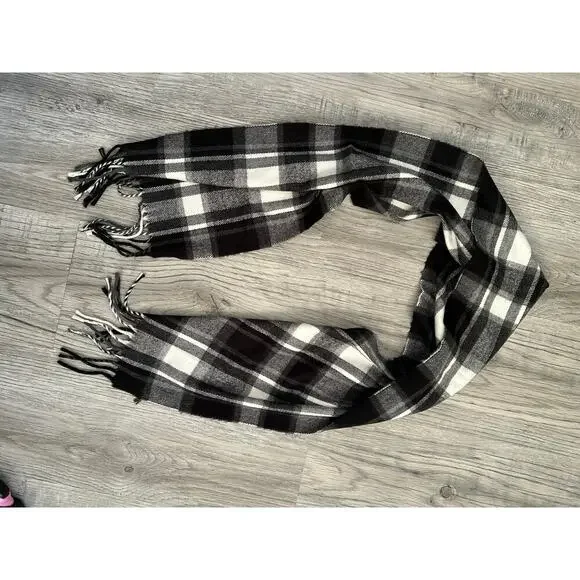Soft Winter Black and‎ White Checkered Scarf