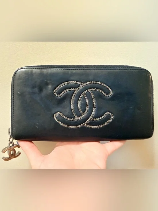 *Rare* Authentic Chanel - Lambskin Zippy Wallet
