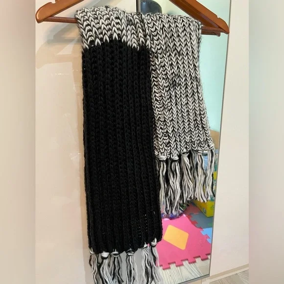 Steve Madden scarf