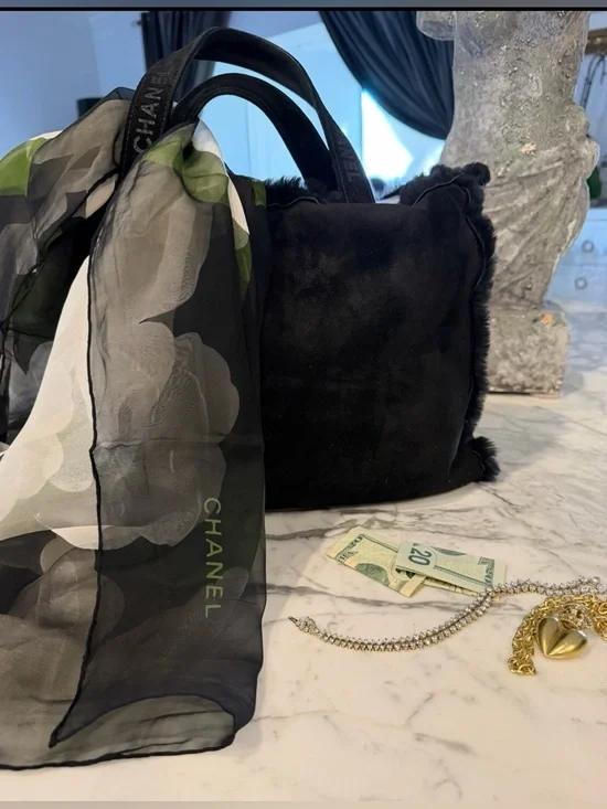 CHANEL 🔥 Rare Black Chanel shearling tote – hard to find in this condition