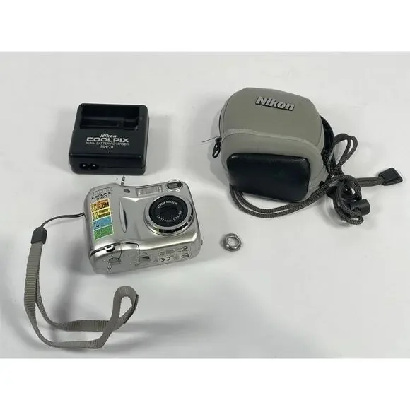 Nikon COOLPIX 2100 2.0MP Digital Camera - Silver Not Working Has Memory Card