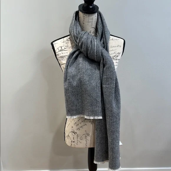 NWT Vince Cashmere Scarf in Gray and White