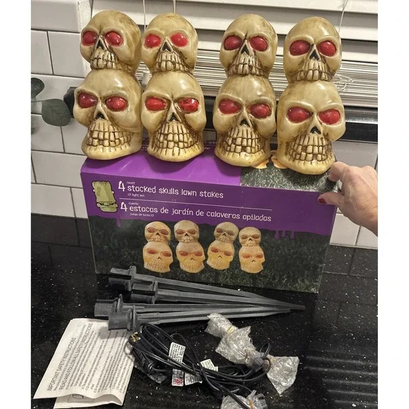 4 Stacked Skulls‎ Lawn Stakes Outdoor Lighted Total Spooky Halloween Decor