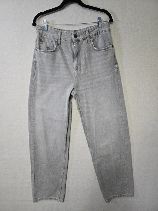 Zara Light Gray Denim Jeans with Subtle Stitching